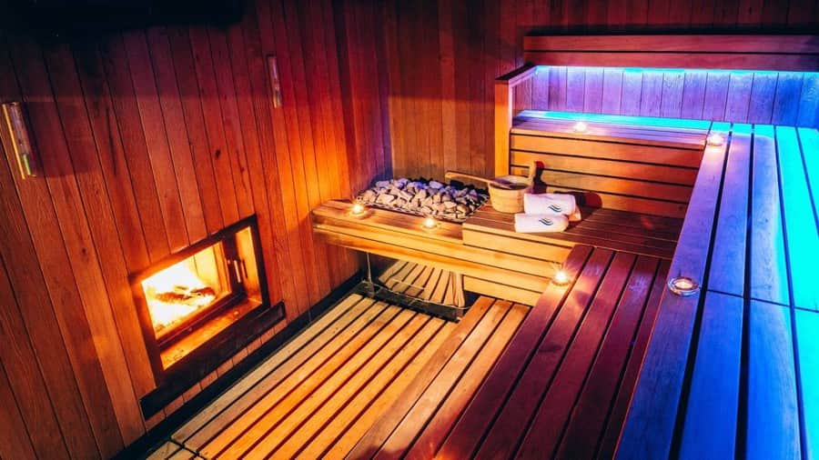 Sauna fińska z kominkiem w strefie Fire & Water