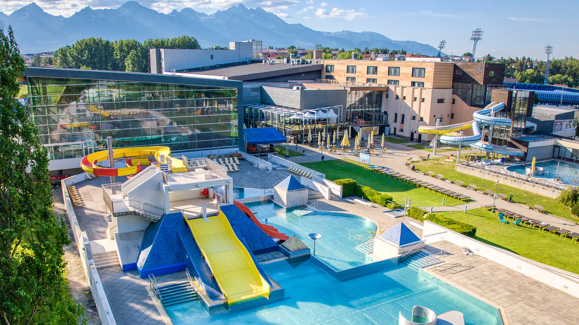 AquaCity Poprad — kompleks basenów i hoteli na tle Tatr